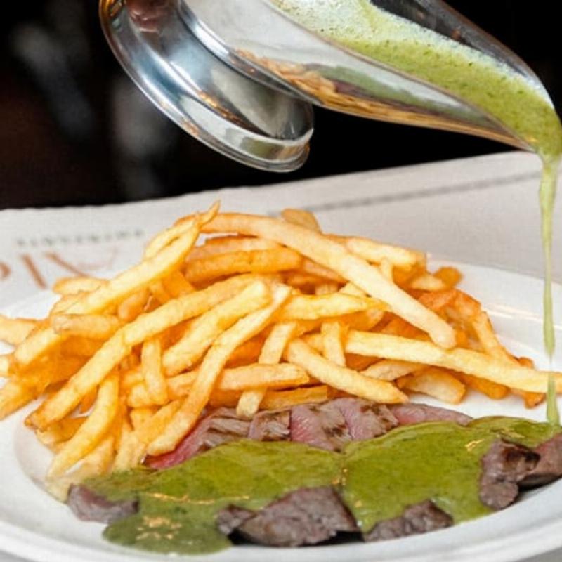 Un plat raffiné d’un witry les reims restaurant accompagné d’une flûte de champagne, mettant en valeur l’accord mets-vin.